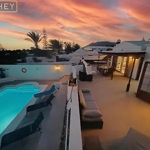Magica 7 Minutes Walk To Center With Pool And A/c Villa